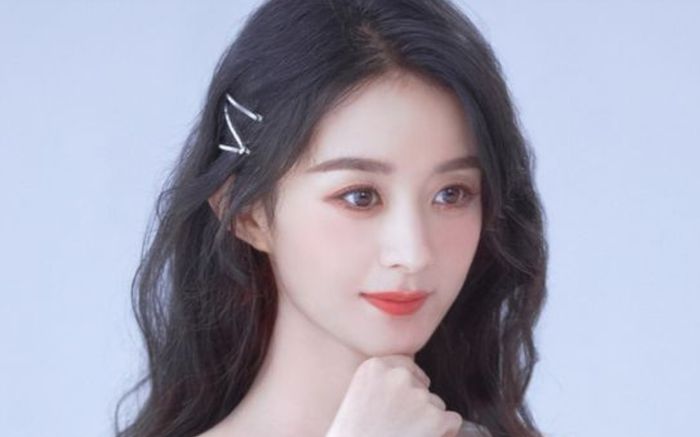 Triệu Lệ Dĩnh lộ clip ôm ấp thân mật một đàn em, soi ra mới thấy là nhân vật đặc biệt