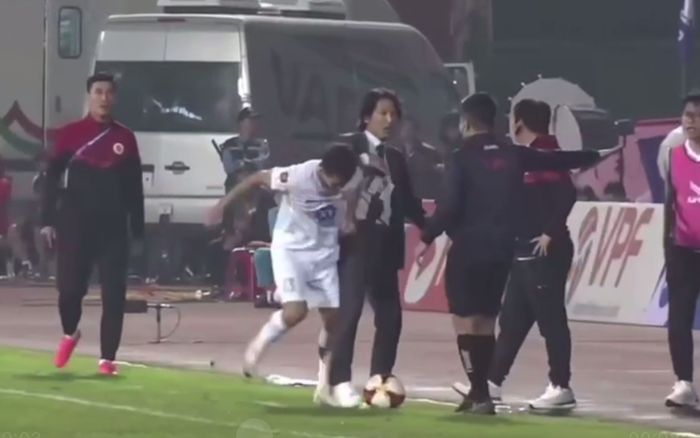 Thấy gì khi Văn Kiên đánh vào ngực HLV Gong Oh Kyun?