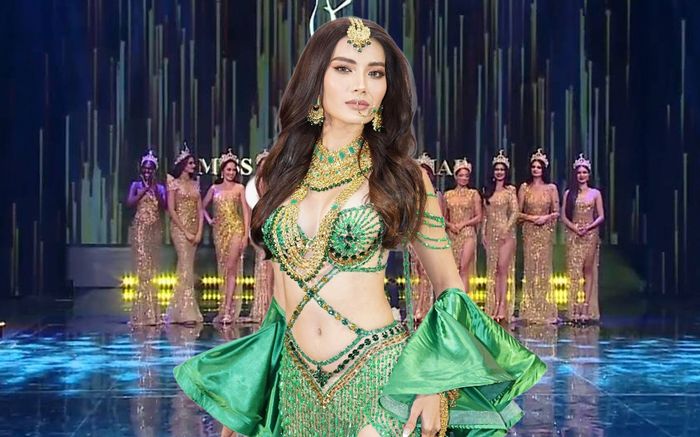 Á hậu 1 - Miss Grand International diện 'outfit' nổi bật, lại gây tranh cãi chuyện 'khát khao center'