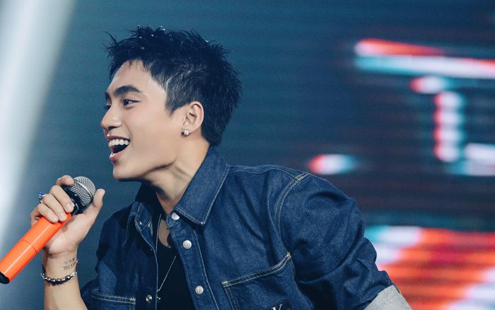 Bất ngờ xuất hiện tại trường Đại học, MONO khiến các bạn sinh viên vỡ òa