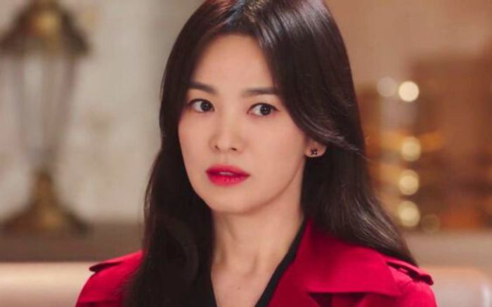 Song Hye Kyo công khai ủng hộ một người, danh tính ra sao mà bị nghi có liên quan tới tình mới?