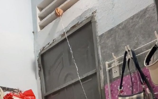 Ở trọ một mình, cô gái trẻ hốt hoảng khi nhìn lên lỗ thông gió lúc nửa đêm