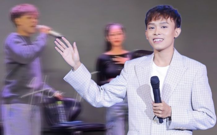 Hồ Văn Cường xuất hiện tập nhạc cùng một nữ ca sĩ trên sân khấu, diện mạo khác hẳn với lúc đi hát