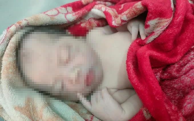 Bé trai vừa cắt dây rốn bị bỏ rơi ở ven đường, tình trạng lúc tìm thấy khiến ai cũng xót xa