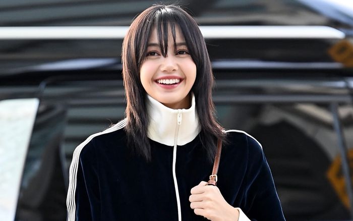 Fan nhắc đến chuyện tái ký hợp đồng cùng BLACKPINK ở giữa sân bay, Lisa nói gì?
