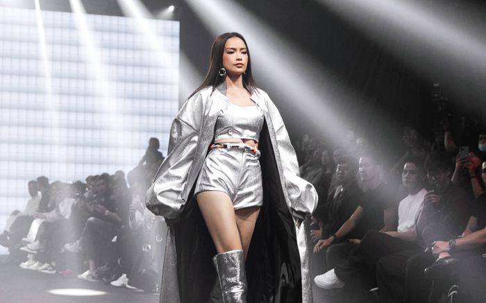 Hoa hậu Ngọc Châu làm vedette, thần thái catwalk những ngày cuối nhiệm kỳ thế nào?