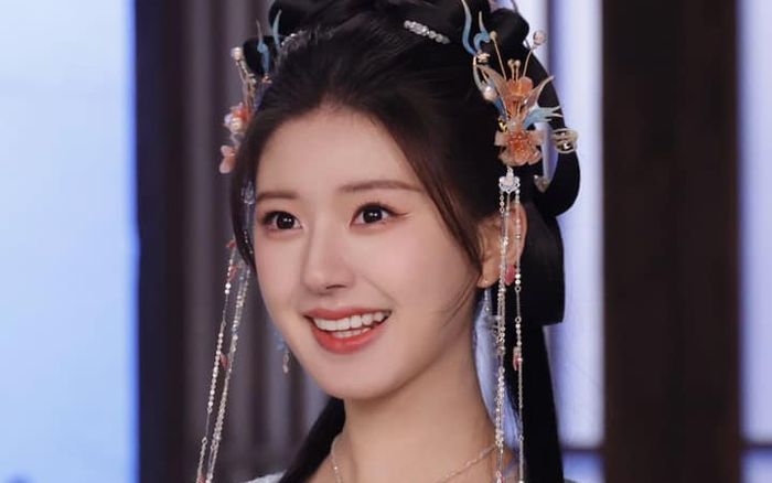 Triệu Lộ Tư bất ngờ được khen vì kính nghiệp