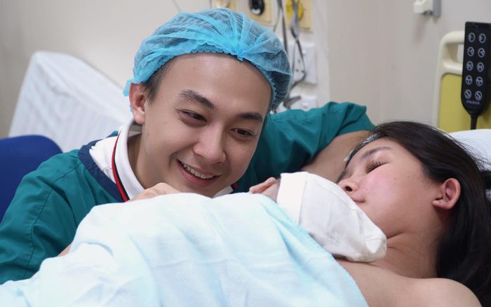 Hoa hậu Vbiz hé lộ hành trình vượt cạn đầy gian nan đón quý tử đầu lòng, thái độ của chồng MC gây chú ý