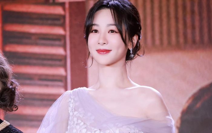 Dương Tử xúng xính váy áo cùng bạn trai thông báo tin vui dịp cuối năm