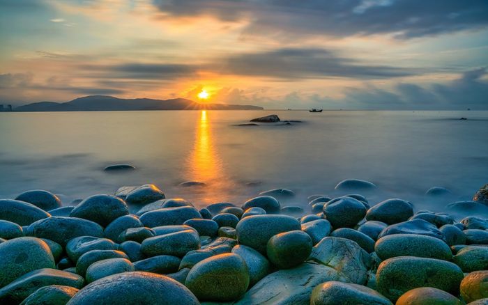 Ở Quy Nhơn, có một bãi tắm đẹp nên thơ với cái tên vô cùng quý tộc