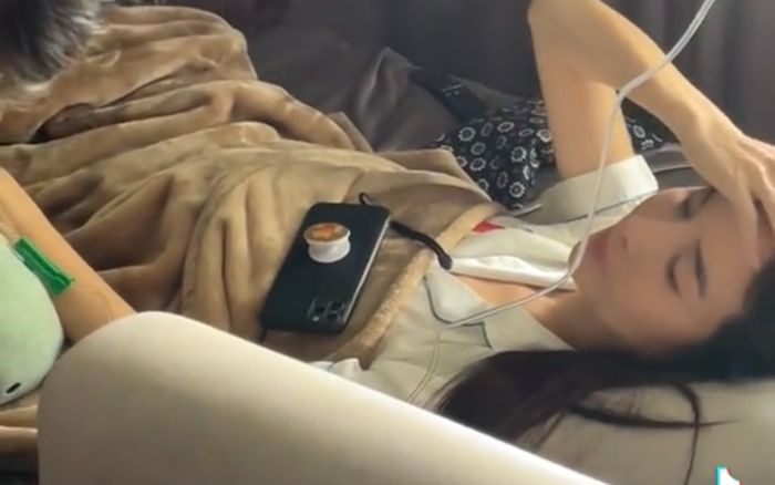 Cao Thái Hà diện mạo xanh xao, hình ảnh nằm trên giường bệnh khiến khán giả lo lắng