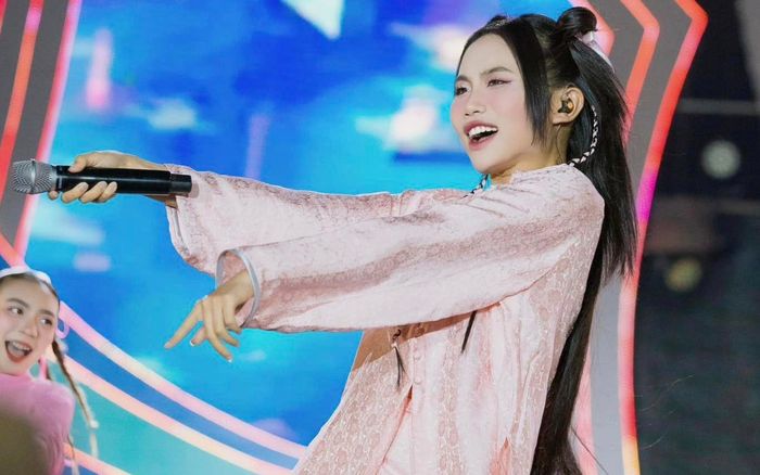 Phương Mỹ Chi say sưa ăn uống sau đêm diễn, thái độ hậu ồn ào gây chú ý