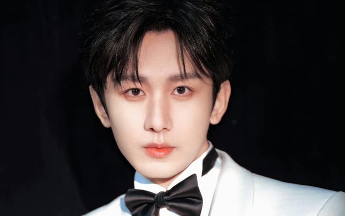 Thành Nghị để lộ chiếc nhẫn lạ trên tay, hóa ra có người yêu đã lâu mà cố tình giấu fan?