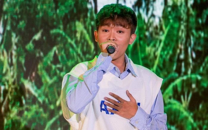 Hồ Văn Cường diện đồ đúng tuổi, hát nhạc trẻ trong đêm diễn: Khán giả phản ứng thế nào?