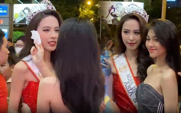 Minh Kiên để mặt mộc, đọ sắc cùng Ngọc Hằng tại sân bay, gây chú ý với hành động này