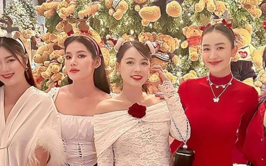 Sam vác bụng bầu dự tiệc cùng hội chị em, nhan sắc 'lên hương' cuối thai kỳ