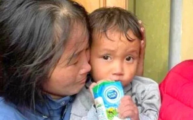 Bé trai 2 tuổi mất tích bí ẩn trước cổng nhà được tìm thấy thế nào?