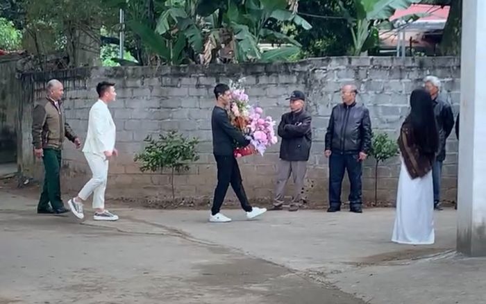 Quang Hải bảnh bao, lái xế hộp sang nhà Chu Thanh Huyền trong ngày dạm ngõ