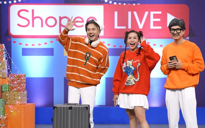 Mừng Giáng Sinh, Duy Khánh 'chơi lớn' khao siêu quà PlayStation 5 đến 100 triệu đồng