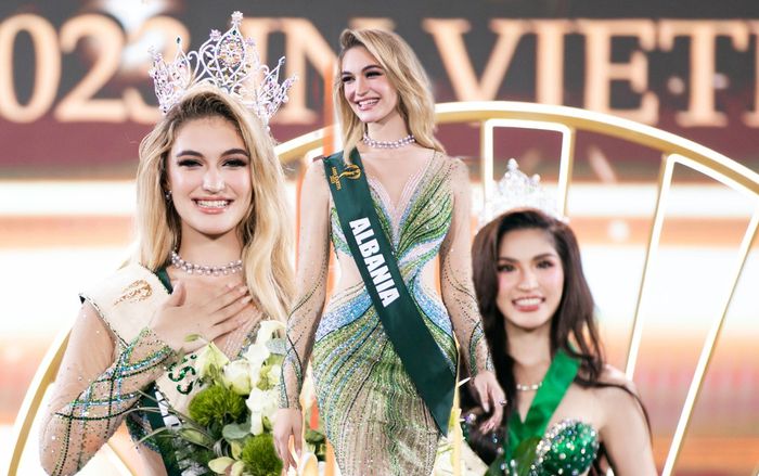 Cận cảnh chiếc váy dạ hội giúp tân Hoa hậu Trái Đất tỏa sáng, cú thay đổi ở phút 89 làm nên lịch sử