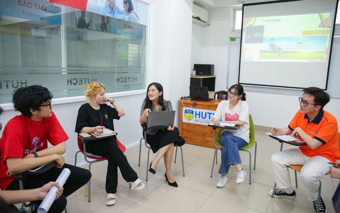 Học như làm việc: Bí kíp 'vàng' để giỏi nghề của sinh viên Quan hệ công chúng