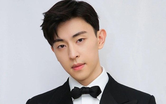 Chẳng cần đóng nhiều phim, Đặng Luân vẫn gây bão mạng vì 1 hành động vào dịp Giáng sinh