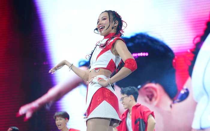 Sân khấu 'debut' của hotgirl Vietnam Idol khiến gần 50.000 khán giả trầm trồ