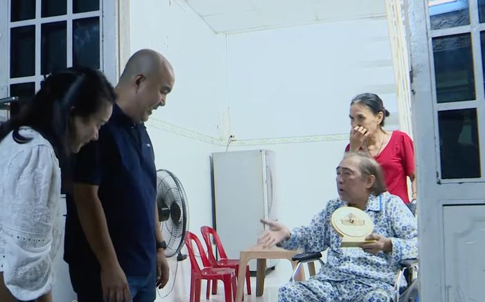 'Ông hoàng đĩa nhựa' từng sở hữu biệt thự nay nhà trọ 2,5 triệu không đủ tiền đóng, bị tai biến 4 lần