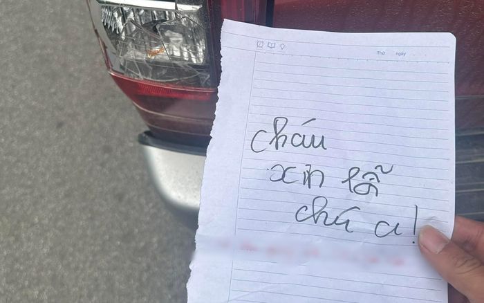 Không may tông vỡ kính ô tô, nữ sinh lớp 6 để lại mẩu giấy khiến tài xế vừa đọc liền tha thứ