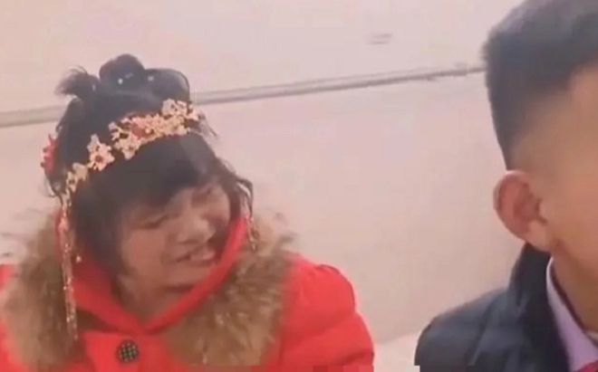 Chú rể cưới vợ có nhan sắc kỳ lạ, dân mạng tặc lưỡi tiếc thay: 'Thà không lấy còn hơn'