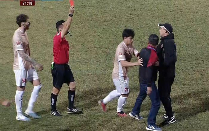 'Dí vua', đánh nguội và nỗi buồn bóng đá Việt Nam