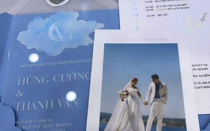 Hé lộ thiệp mời ngập tràn sắc xanh lãng mạn của MC Vân Hugo
