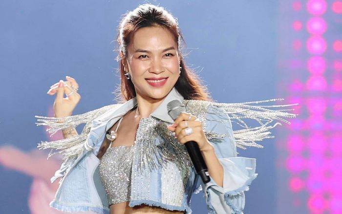 Mỹ Tâm khoác tay người đàn ông 'đặc biệt' đi diễn tỉnh, bị khán giả vây kín xe khi ra về