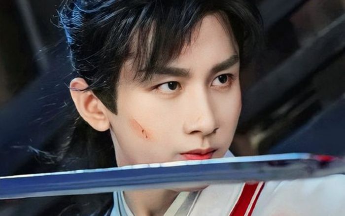 Thành Nghị bị 'khịa' vì không có phim đóng, phải tự bỏ tiền đi show thời trang quốc tế