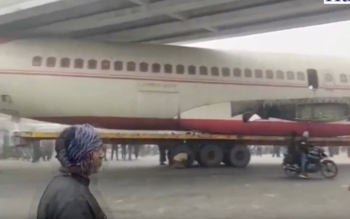 Ấn Độ: Máy bay Airbus mắc kẹt dưới gầm cầu