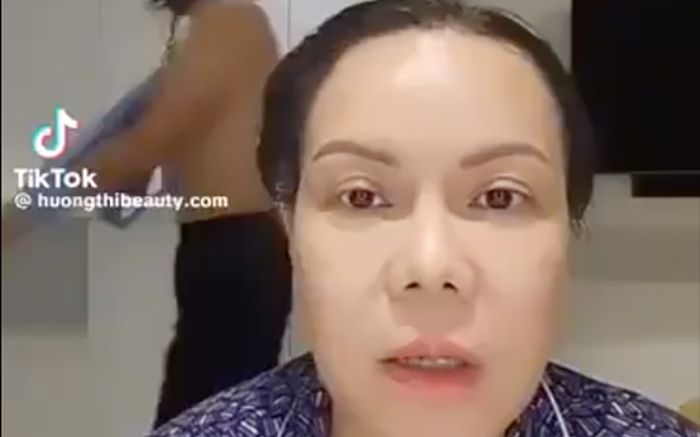 Ông xã cởi trần xuất hiện trên livestream khiến Việt Hương phải vội lên tiếng đính chính