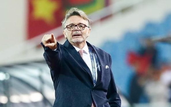 Tương lai HLV Troussier phụ thuộc vào 'ba ván bài' với Indonesia?