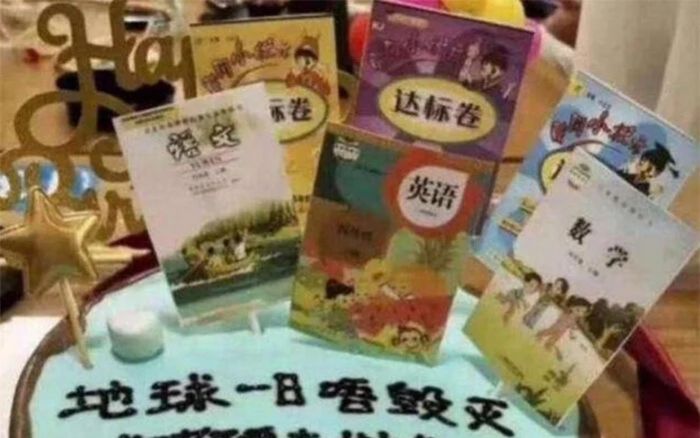 Nhận bánh sinh nhật kèm dòng chữ này từ bố mẹ, cậu bé bật khóc nức nở