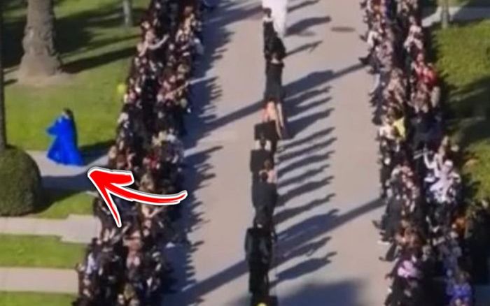 Nữ nghệ sĩ hàng đầu showbiz đang catwalk bỗng dưng bỏ về vì mắc vệ sinh?