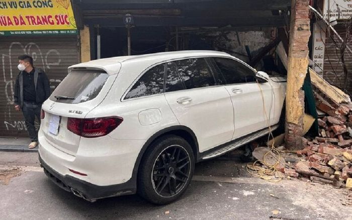 Nữ tài xế điều khiển Mercedes tông sập một phần nhà phố cổ Hà Nội