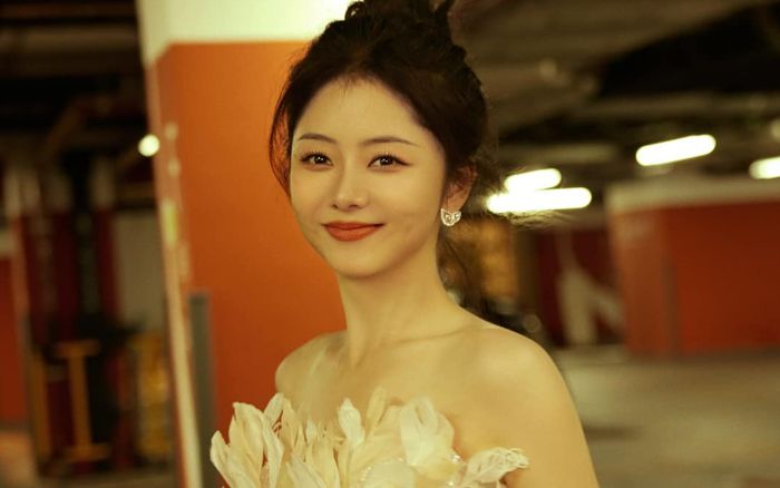 Lộ ảnh hậu trường của Đàm Tùng Vận, nhan sắc ra sao mà gây bất ngờ