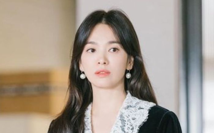 Song Hye Kyo gây sốt với khoảnh khắc cười ngượng ngùng khi được khen xinh tại sự kiện