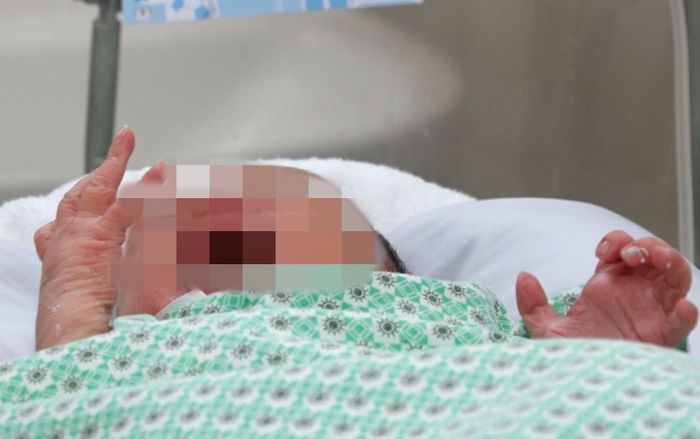 Vừa chào đời, bé gái sơ sinh bị mẹ bỏ rơi ở bệnh viện