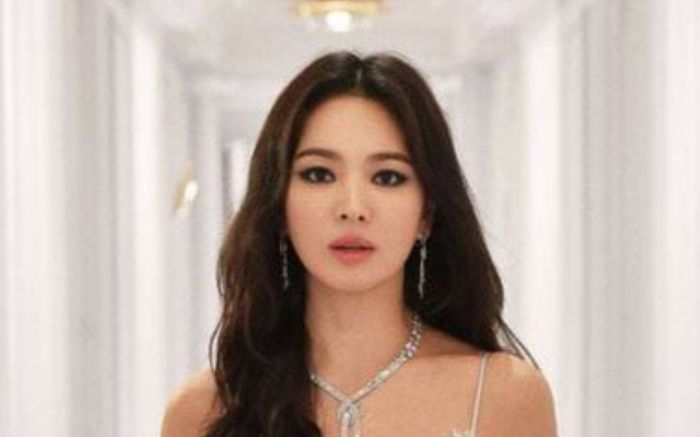 Song Hye Kyo để lộ danh tính hôn phu trong lần đầu lộ diện sau tin đồn đính hôn