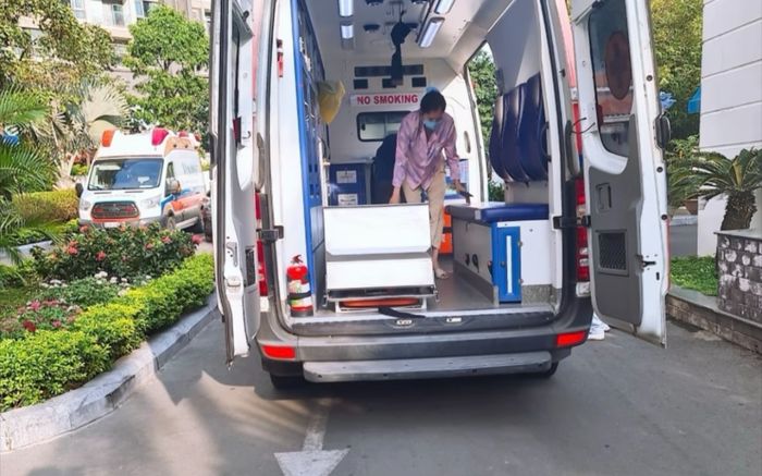 Nam Em xuất hiện trên xe cấp cứu sau nghi vấn sẩy thai?