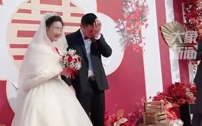 Chú rể bật khóc nức nở suốt 30 phút cử hành hôn lễ, netizen thi nhau đoán nguyên do