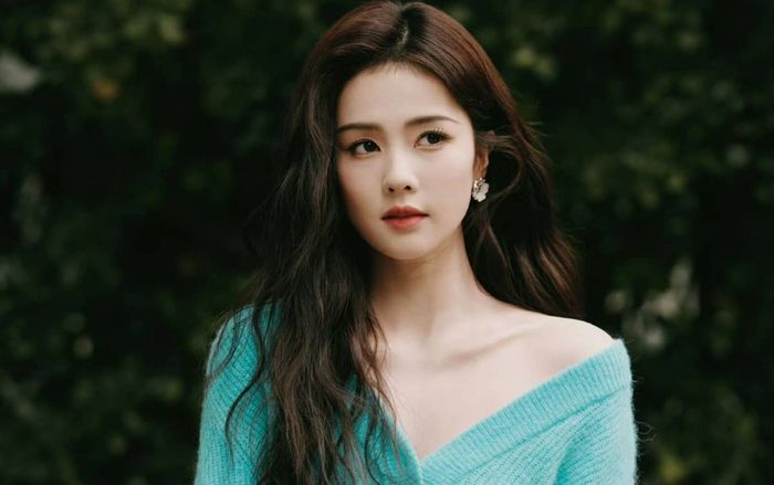 Bạch Lộc công khai ảnh chồng và con gái, bé con vừa lộ diện đã gây chú ý vì quá giống mẹ