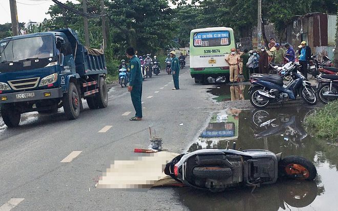 Chở mẹ sau xe rồi không may gặp nạn, con gái 'chết lặng' trước thi thể nguội ngắt của đấng sinh thành
