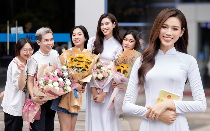 Diện áo dài trắng, Hoa hậu Đỗ Thị Hà 'hack dáng' đỉnh cao trong dịp đặc biệt