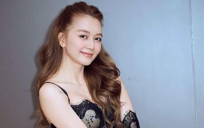 Thiều Bảo Trang ẩn ý vào đêm muộn: 'Tại sao không yêu nhau tử tế?'